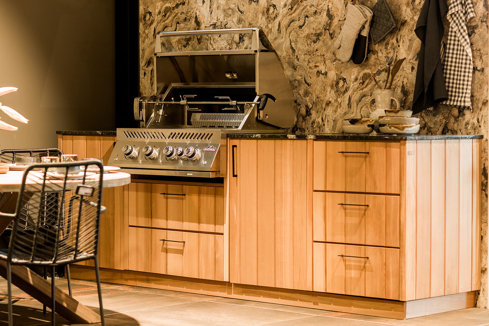 Houten buitenkeuken, luxe buitenkeuken, gas bbq, Napoleon Grills, Kees Smit tuinmeubelen