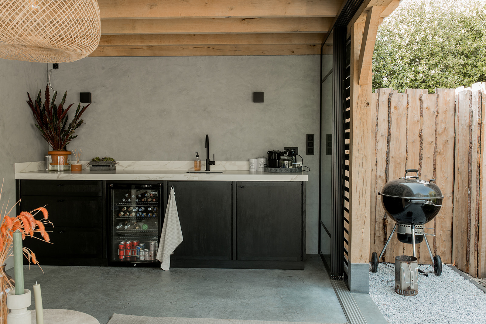 Maatwerk buitenkeuken, Inbouw bbq, eiken buitenkeuken, Dekton achterwand, Dekton aanrechtblad, bookmatch, buitenkeuken met lades, Big Green Egg